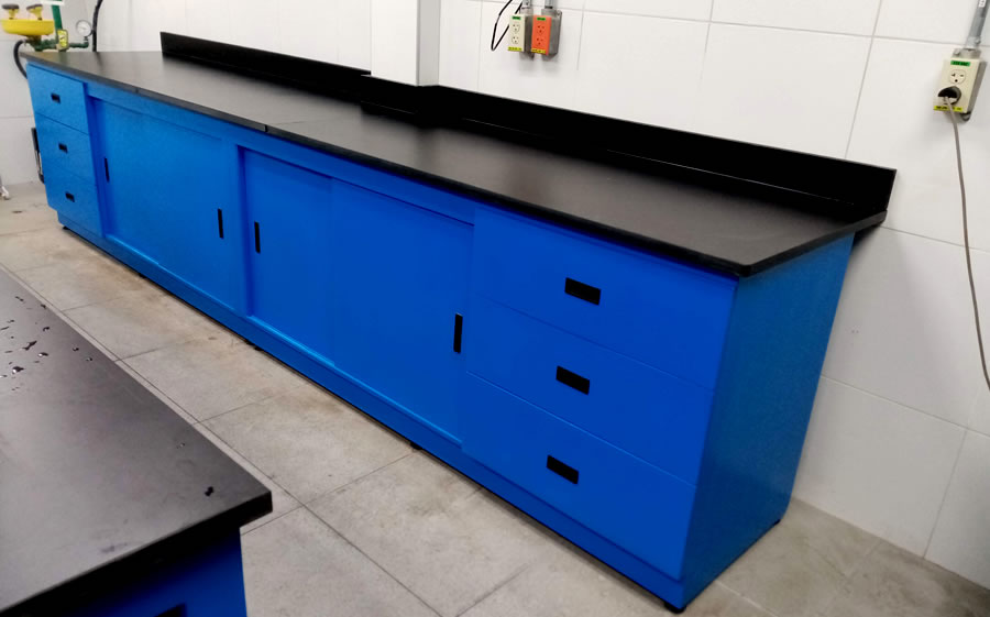 Mueble con tablero epóxico para laboratorio.